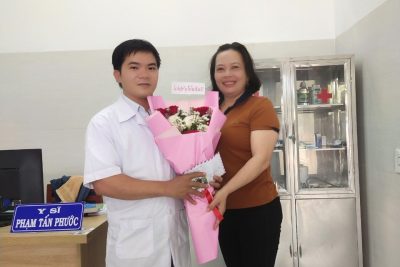 Nhân kỷ niệm 69 năm Ngày thầy thuốc Việt Nam 27/2. Trường MN Tịnh Khê tổ chức hoạt động tặng hoa và quà cho nhân viên y tế nhà trường, đây là một hoạt động có ý nghĩa sâu sắc, nhằm góp phần tôn vinh ngày truyền thống cũng như khích lệ tinh thần cho nhân viên y tế nhà trường thực hiện và hoàn thành tốt nhiệm vụ được giao.
