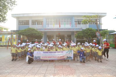 Sáng thứ 3/3/4/2024.Trường MN Tịnh khê phối hợp cùng các bậc phụ huynh tổ chức cho trẻ h/s khối Lá chuyến trải nghiệm khu du lịch sinh thái An Bình. Quá chuyến đi các con được khám phá, tham quan vườn cây ăn trái như: Mít, dừa… vườn rau, vườn cau, lũy tre làng, cổ thụ bên dòng sông quê thoáng mát. Chuyến đi của các con đảm bảo an toàn tuyệt đối, thật vui và ý nghĩa.