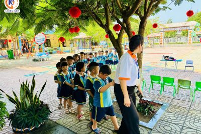 Tiết hoạt động ngoại khóa tiếng Anh của các bé MN Tịnh Khê, các con vừa học vừa chơi, thêm tự tin mỗi ngày.