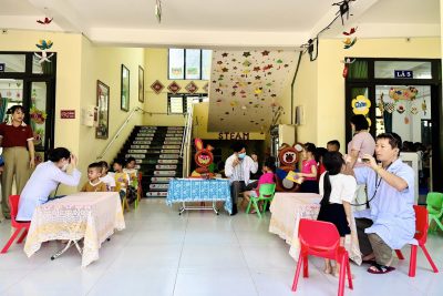Công tác phối hợp với trạm y tế xã Tịnh Khê khám sức khoẻ cho trẻ vào cuối năm học.